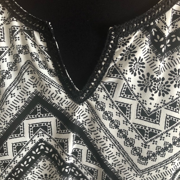 Black and white asymmetrical top. - Picture 2 of 6